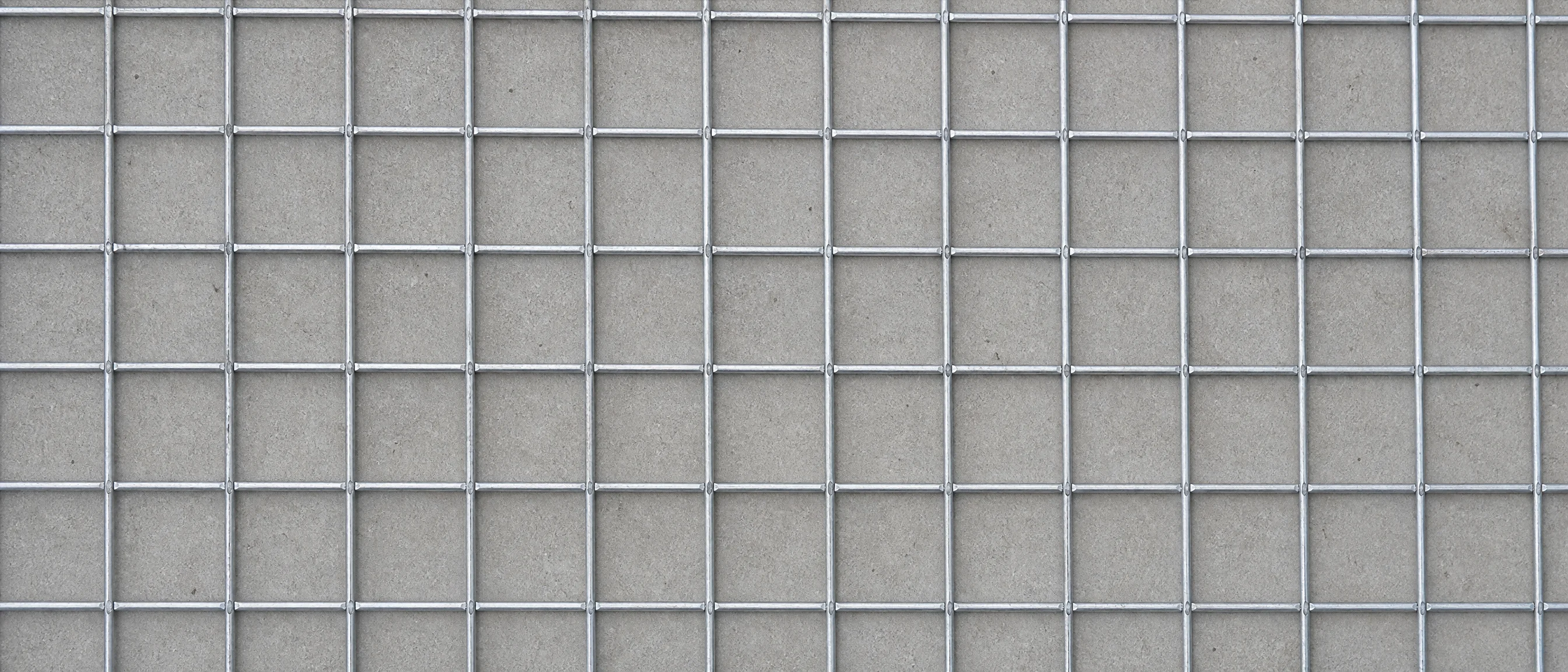 Verzinktes Drahtgitter mit 50 mm Maschen auf Betonboden
