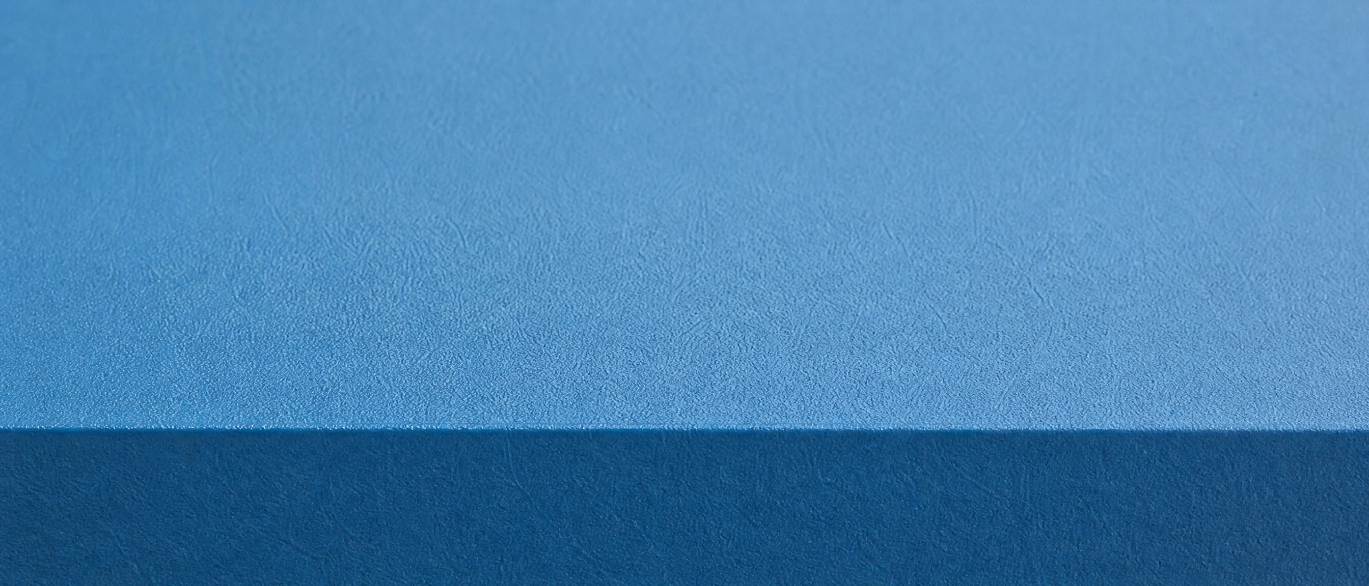 Frisch pulverbeschichtetes Stahlblech in Himmelblau mit gekanteter Kante