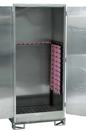 Geöffneter Transportschrank aus Aluminium mit Aufnahmen
