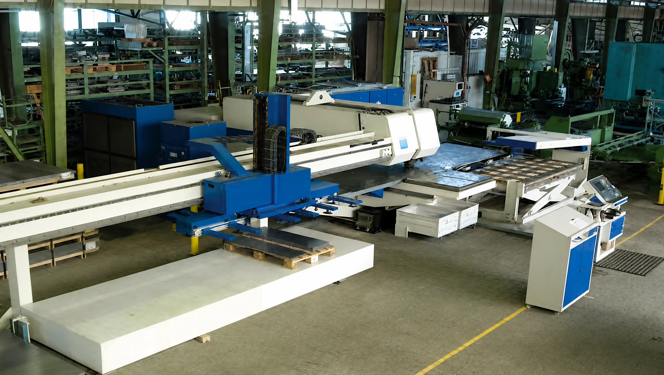 Werksfoto: CNC-Stanzmaschine mit automatischer Beladung in der Fertigungshalle