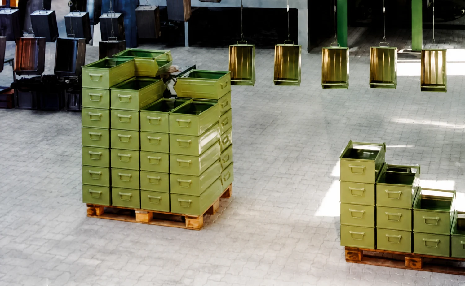 Werksfoto: gestapelte grüne Stapelkästen auf Paletten